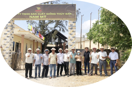 ÔNG BÙI VĂN CHẨM TIẾP ĐÓN KHÁCH HÀNG VÀ ĐẠI LÝ KHI ĐẾN THĂM TRẠI SX NAM MỸ NINH THUẬN
